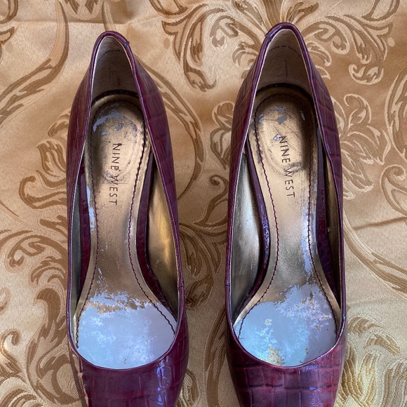 **CLEARANCE** NINE WEST "Nuncio" Burgundy Shiny Snake Print Pumps size 8 - Picture 4 of 8
